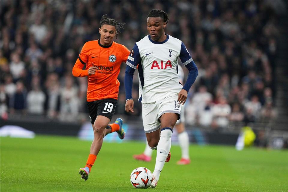 Tottenhams Destiny Udogie (r) soll von einem Spielerberater mit der Waffe bedroht worden sein. (Archivbild)Frank Augstein/AP/dpa