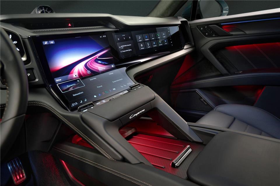 Touch-Display bis hin zum Beifahrer: Die Armatur des künftigen elektrischen Porsche Cayenne verspricht viel Platz für digitale Spielereien.Porsche AG/dpa-tmn