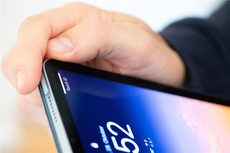 TouchID statt FaceID: Im Gegensatz zu den großen iPad Pro und den iPhones gibt es hier den Fingerabdrucksensor. Er steckt im Ein- und Ausschaltknopf.Franziska Gabbert/dpa-tmn
