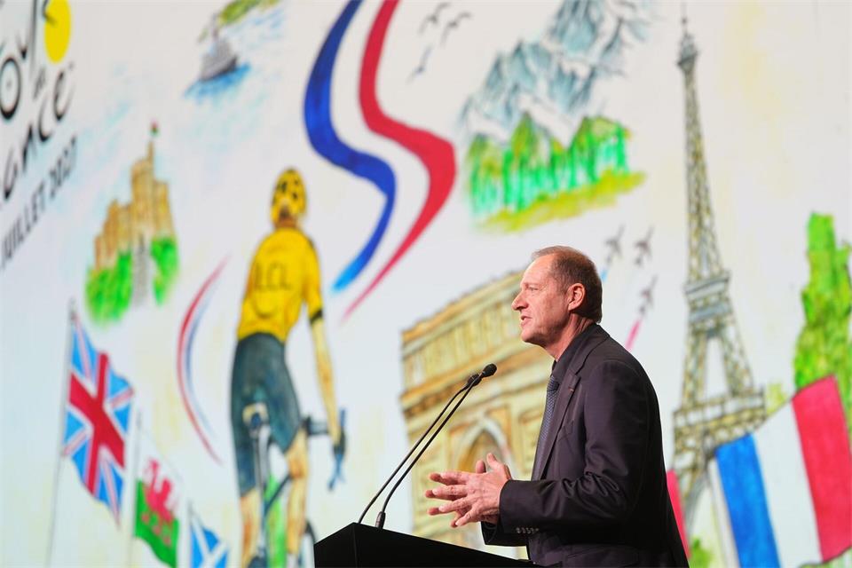 Tour-Chef Christian Prudhomme präsentiert die Strecke für 2027.Thibault Camus/AP/dpa