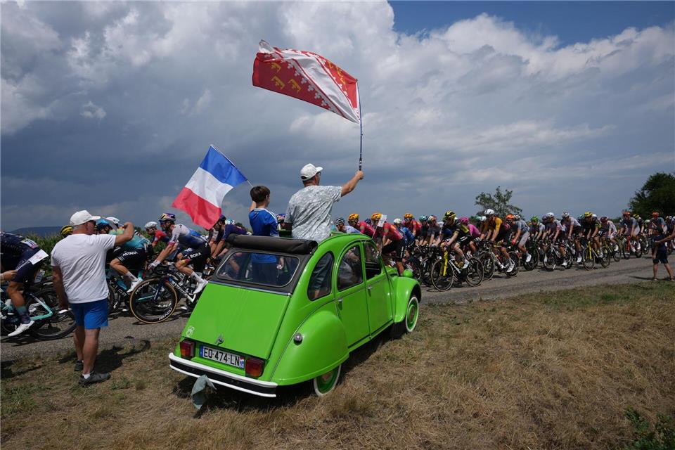 Tour de France: Fans, Fahnen, Feld – und eine EnteThibault Camus/AP/dpa
