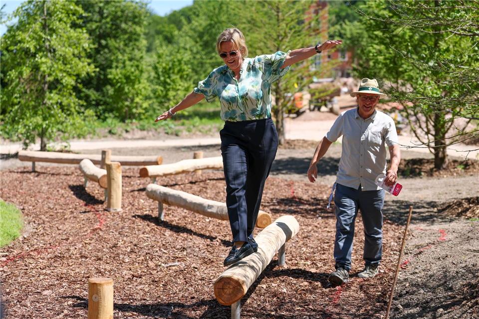 Tourismusministerin Barbara Klepsch (CDU) testet neben Bernd Birkigt, Geschäftsführer der Landesgartenschau, den Balanciergarten auf dem Gelände der Landesgartenschau 2027 in Aue-Bad Schlema.Jan Woitas/dpa