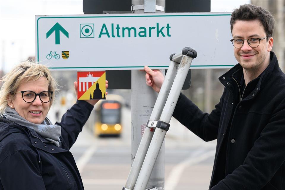 Tourismusministerin Barbara Klepsch (CDU) und der ADFC-Vorsitzende Janek Mücksch brachten einen der ersten Wegweiser gemeinsam an.Robert Michael/dpa
