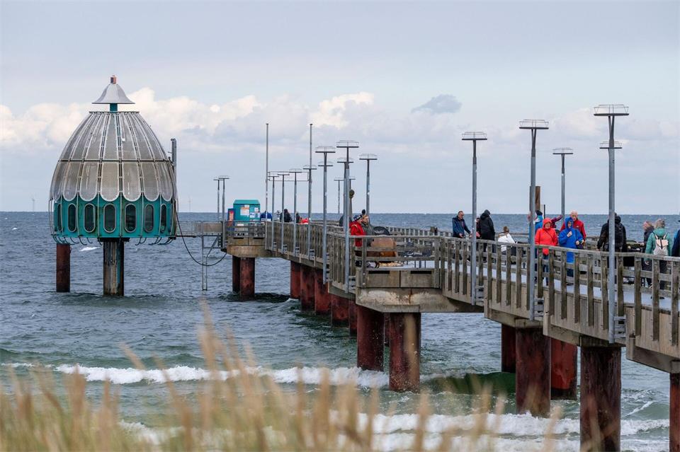 Touristen auf der Seebrücke in Zingst. Stefan Sauer/dpa