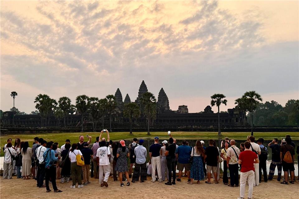 Touristen beim Sonnenaufgang am berühmten Tempel Angkor Wat. Der Andrang ist gewöhnlich höher am größten religiösen Bauwerk der Welt.Carola Frentzen/dpa-tmn