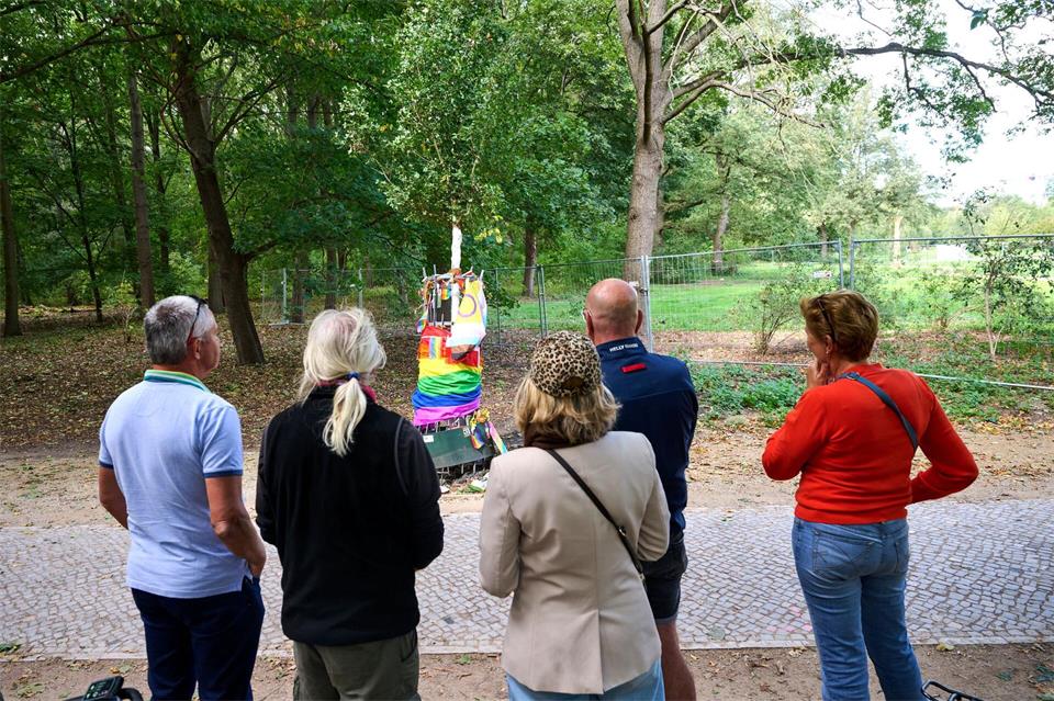 Touristen betrachten den Gedenkbaum im Tiergarten. Der Baum war am Mittag wieder in seinem Schutzgitter.Annette Riedl/dpa