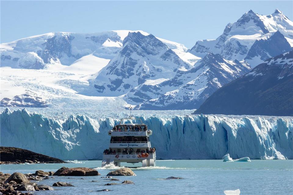 Touristen fahren durch den Lago Argentino an den Gletscher Perito Moreno.Fede J. Ciarallo/dpa