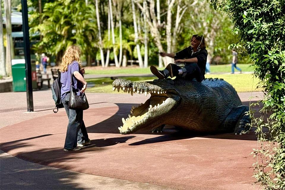 Touristen stellen im Australia Zoo gerne Szenen der waghalsigen Aktionen von Steve Irwin nach.Carola Frentzen/dpa