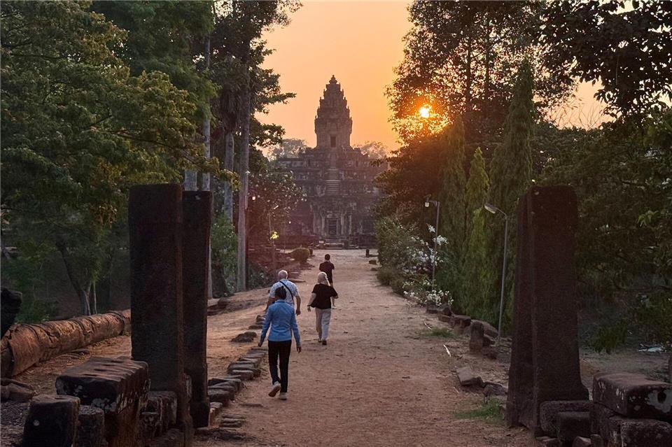 Touristenflaute am Tempel: Das Angkor-Weltkulturerbe ist derzeit wenig besucht - auch der zugehörige Tempelberg Bakong.Carola Frentzen/dpa-tmn