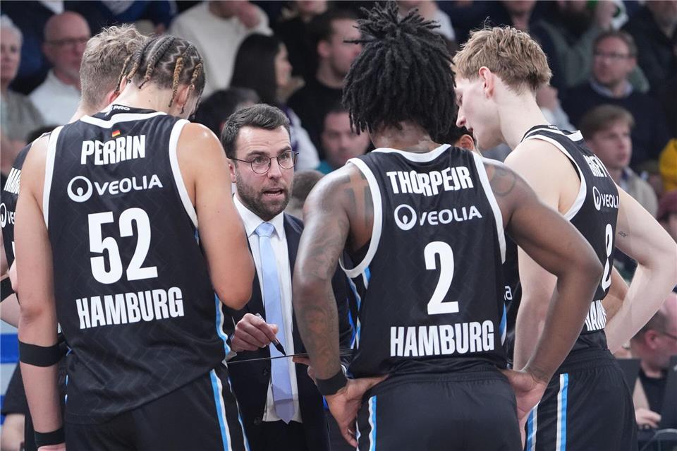 Towers-Trainer Benka Barloschky (M) spricht zu seinen Spielern.Marcus Brandt/dpa