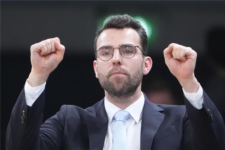 Towers-Trainer Benka Barloschky feiert mit seinem Team einen Erfolg. (Archivbild)Marcus Brandt/dpa