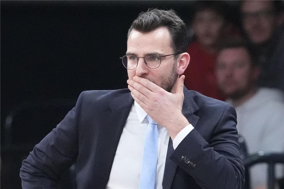 Towers-Trainer Benka Barloschky reagiert am Spielfeldrand.Marcus Brandt/dpa
