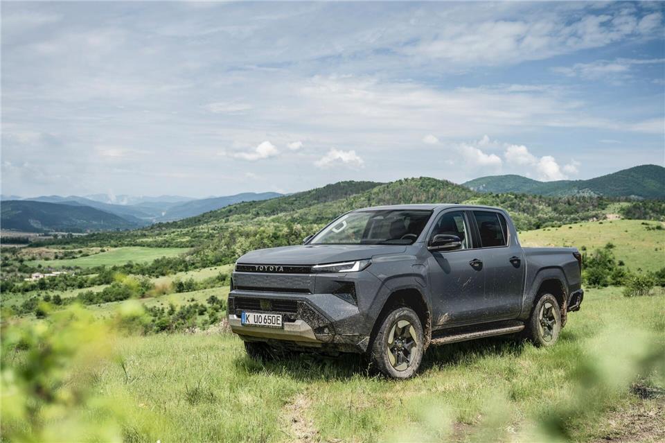 Toyota bietet seinen Pick-up Hilux nun auch als Elektroauto an.Toyota/dpa-tmn