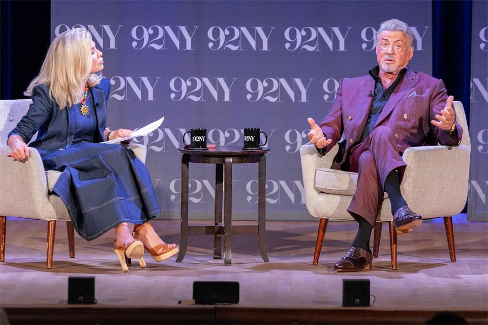 Tracy Smith (l) und der Schauspieler Sylvester Stallone sprechen über seine Memoiren.CJ Rivera/Invision/AP/dpa