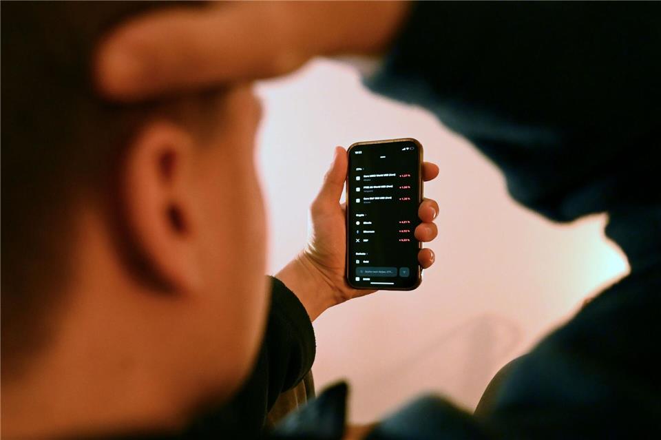 Trading-Apps liegen im Trend: Wer dabei vor allem den Nervenkitzel durch schnelle Gewinne oder Spekulationen sucht, kann aber suchtähnliches Verhalten entwickeln.picture alliance/dpa