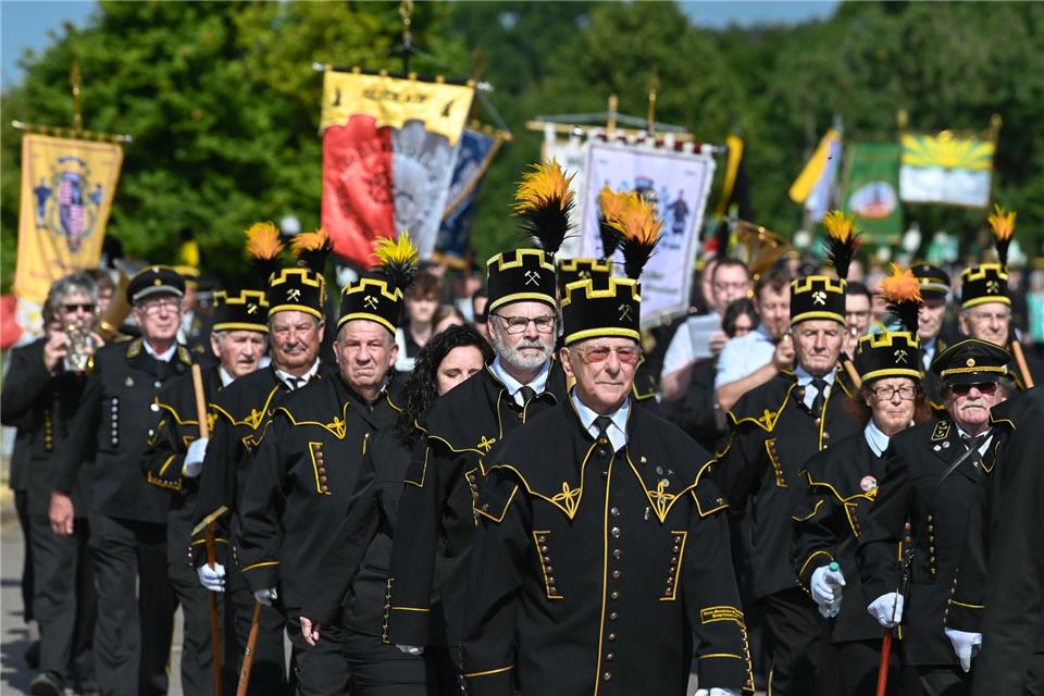 Tradition: Bergleute gehen beim Landesbergmannstag Sachsen-Anhalt in Sangerhausen. Heiko Rebsch/dpa
