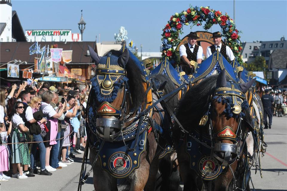 Tradition und Brauchtum spielen eine große Rolle auf der Wiesn.Felix Hörhager/dpa
