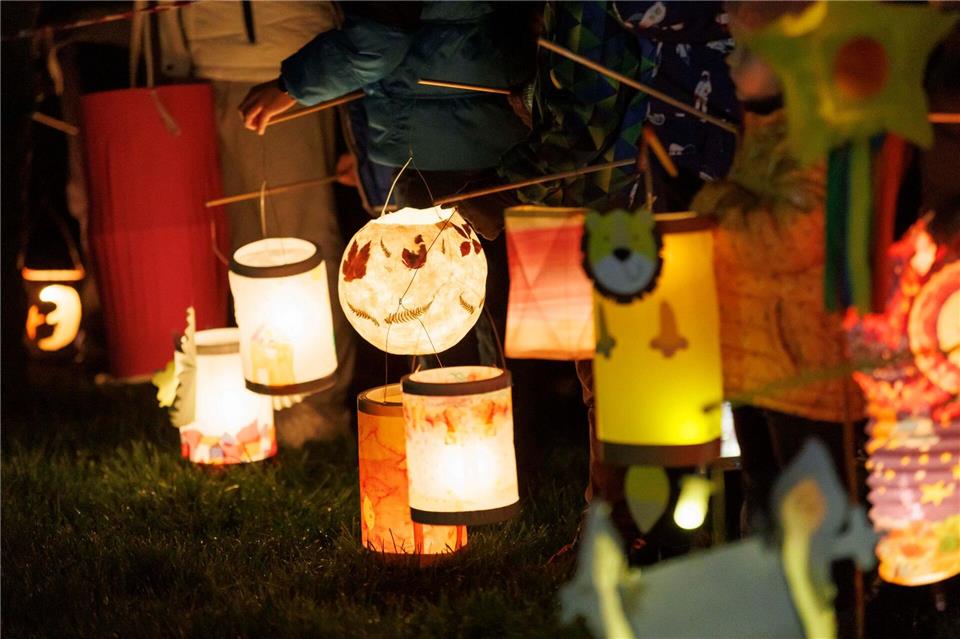 Traditionell basteln Kinder Laternen für den Martinsumzug. (Symbolbild)Julian Rettig/dpa