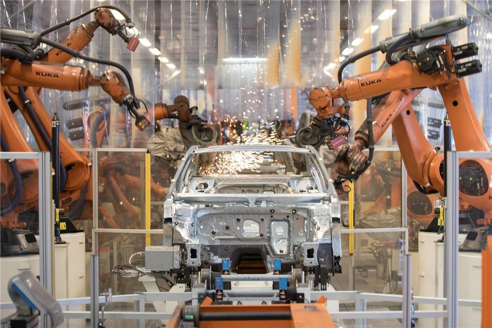 Traditionell bekam Kuka viele Aufträge von Autobauern. Die Krise beim Automarkt trifft nun auch den Zulieferer. (Archivbild)Jörg Sarbach/dpa