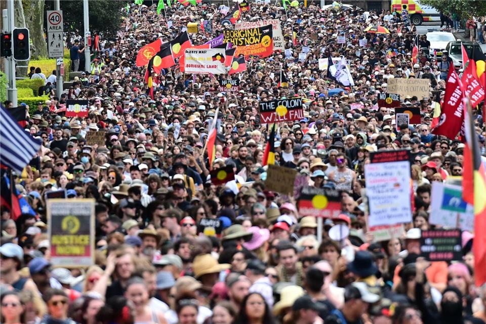 Traditionell protestieren am Nationalfeiertag Zehntausende gegen den „Invasion Day“, wie sie den Tag nennen.Dean Lewins/AAP/dpa