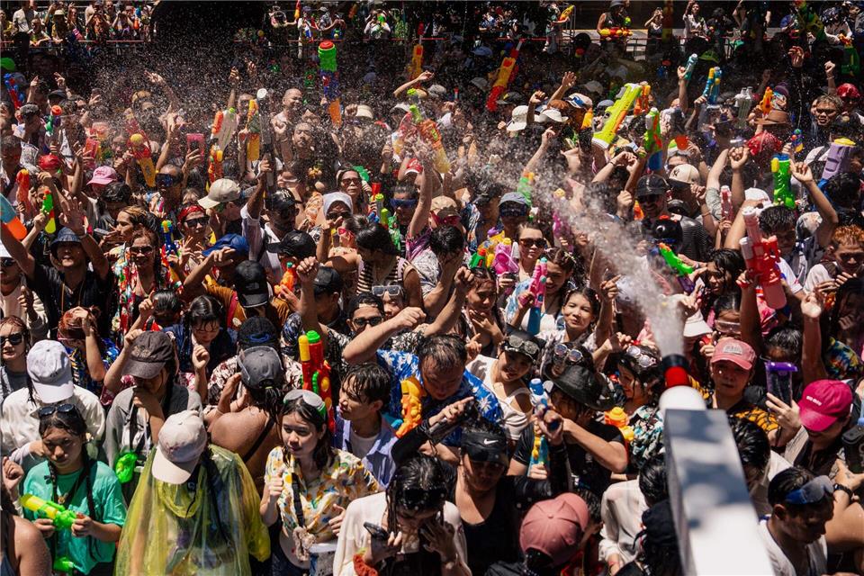 Traditionell reisen Touristen aus aller Welt zu der riesigen Wasser-Sause an.Arnun Chonmahatrakool/AP/dpa