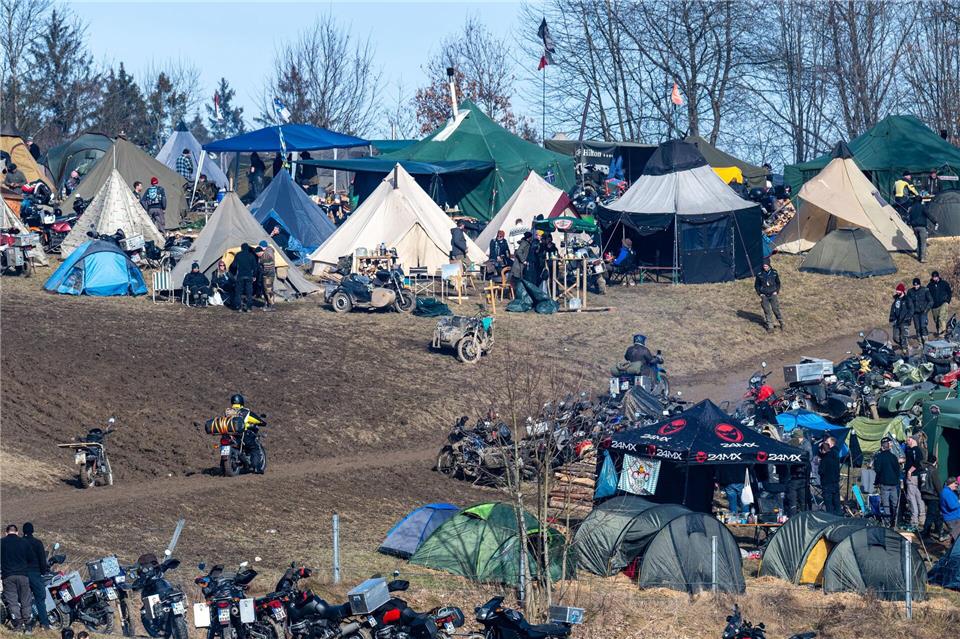 Traditionell zelten viele der Teilnehmer des Elefantentreffens.Armin Weigel/dpa