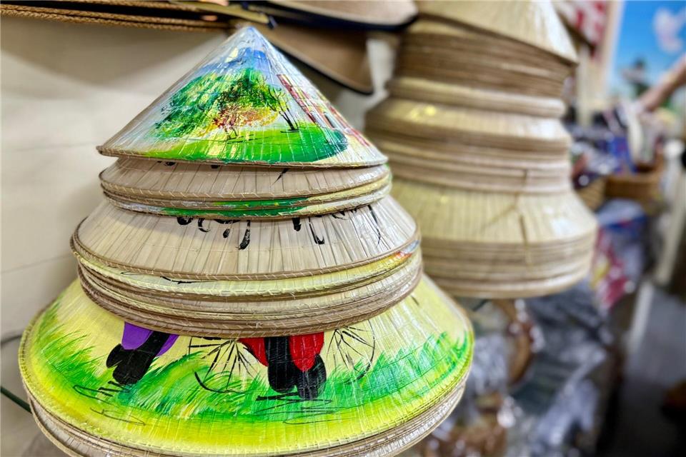 Traditionelle Kegelhüte sind ein beliebtes Souvenir: Nicht nur in Vietnams Hauptstadt Hanoi gibt es sie an vielen Ecken.Carola Frentzen/dpa