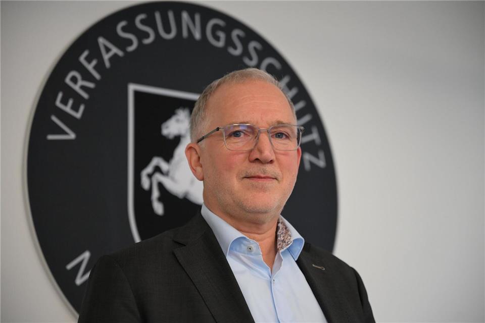 Traditionelle Rechtsextremisten verlören an Bedeutung, sagt NiederVerfassungsschutzpräsident Pejril.Shireen Broszies/dpa