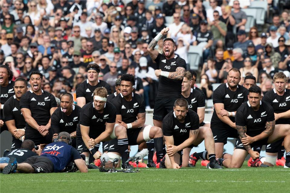 Traditioneller Haka-Tanz vor dem Spiel der neuseeländischen Rugby-Nationalmannschaft (Archivbild). Mark Baker/AP/dpa