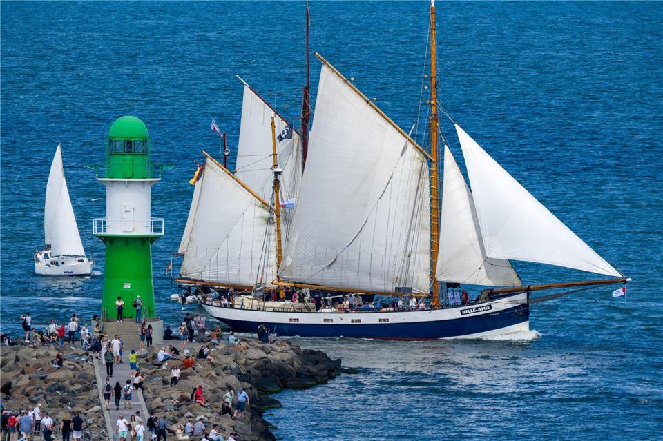 Traditionsschiffe unter Segel vor Warnemünde.Stefan Sauer/dpa