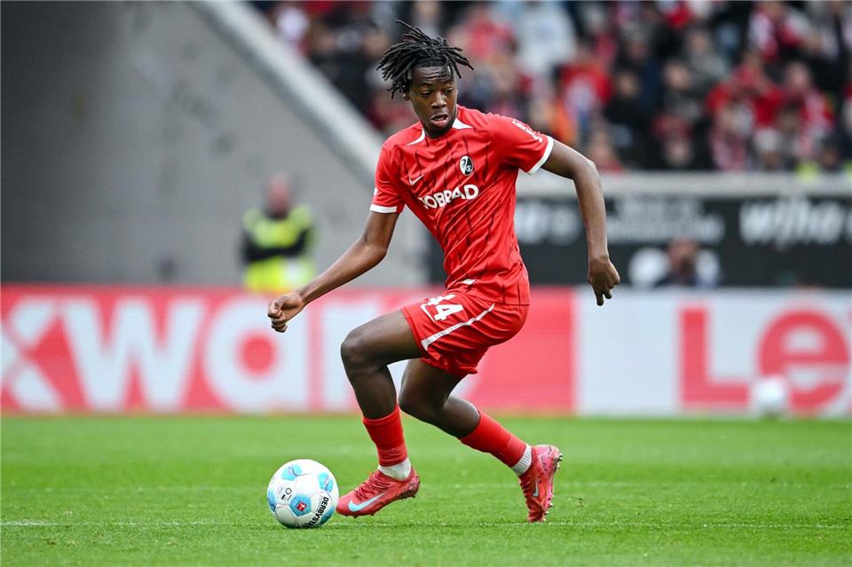 Trägt auch künftig das Freiburger Trikot: Johan Manzambi.Harry Langer/dpa