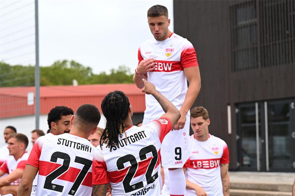 Trägt er weiter das Trikot mit dem Brustring? Galatasaray Istanbul buhlt um VfB-Stürmer Ermedin Demirovic (oben). (Archivbild)Jennifer Kramer/dpa