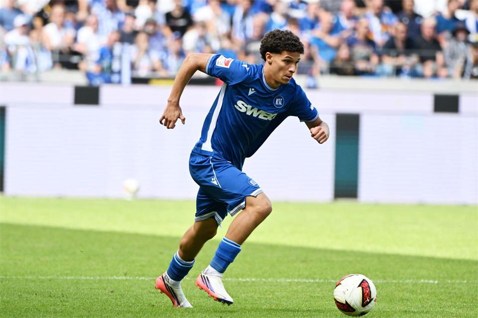 Trägt weiter Blau-Weiß: Louey Ben Farhat bleibt in Karlsruhe, gehört nun aber dem SC Freiburg. (Archivbild)Uli Deck/dpa
