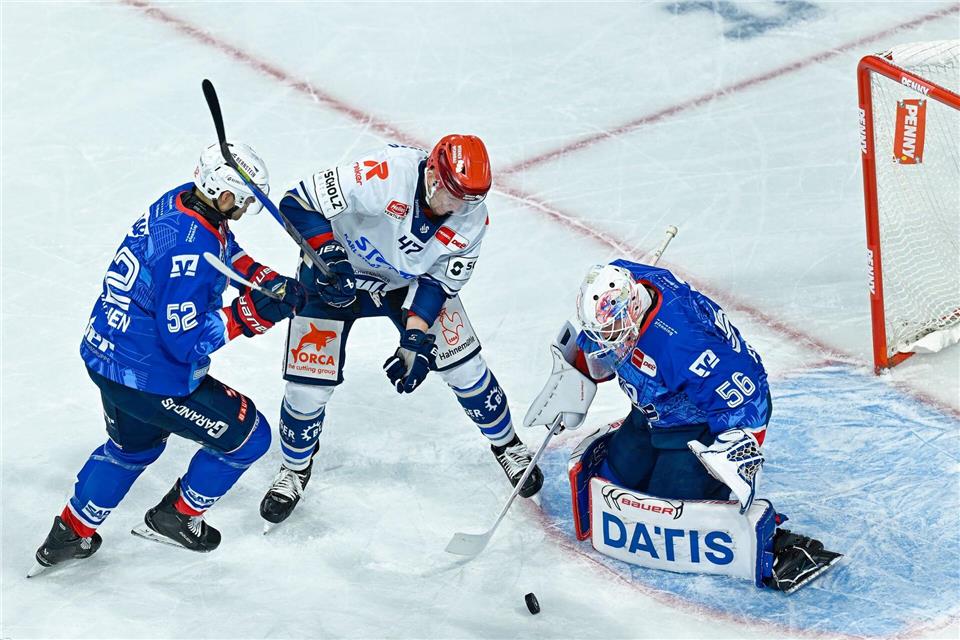 Trägt weiter das Adler-Trikot: Nicolas MattinenUwe Anspach/dpa