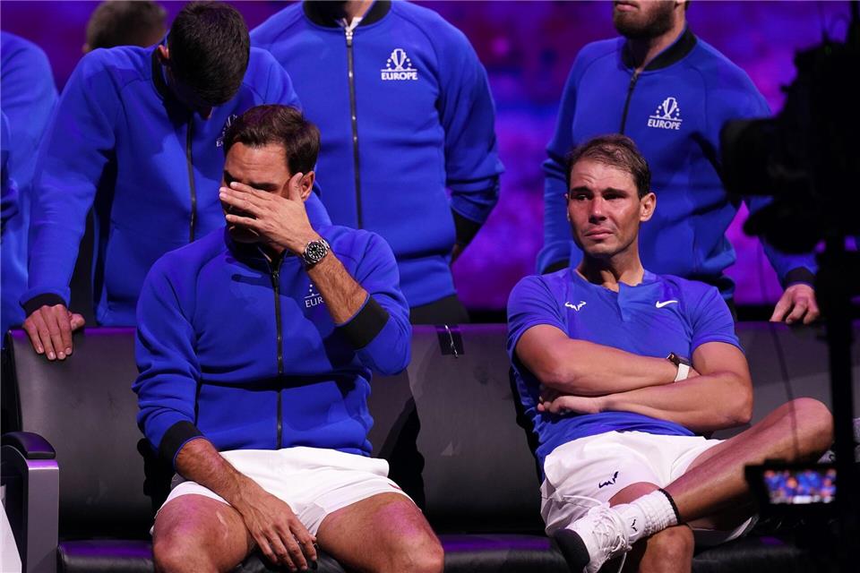Federer zu Nadal-Rücktritt: „Es war eine absolute Ehre“ Tränen zum Abschied: Roger Federer (l) und Rafael Nadal.John Walton/Press Association/dpa