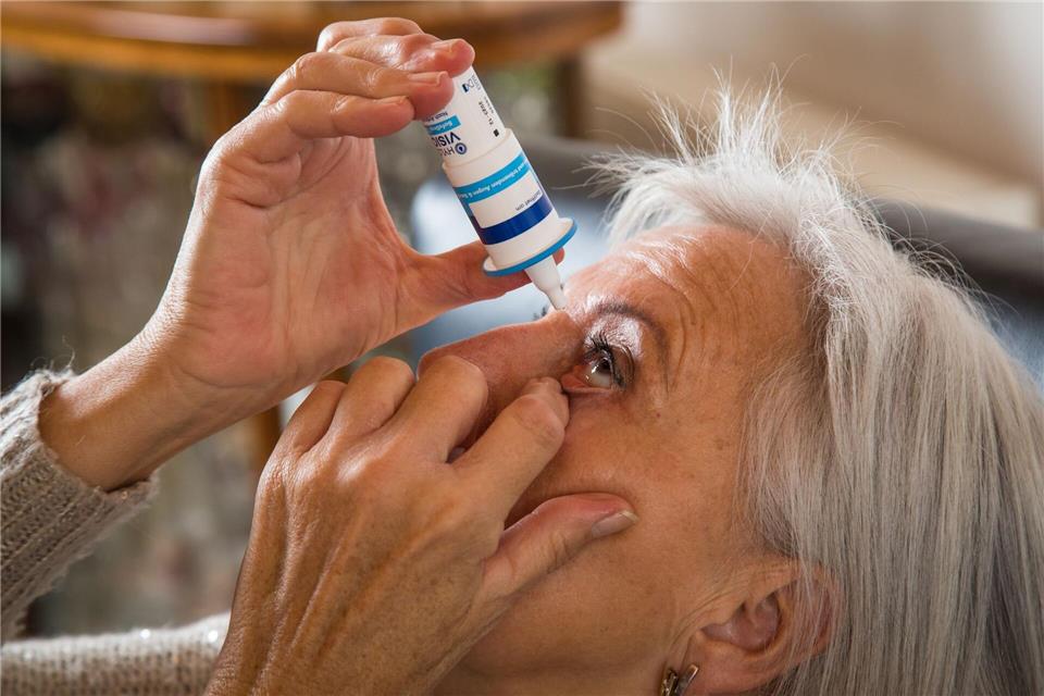 Tränenersatzmittel ahmen den Tränenfilm nach und können bei trockenen Augen Linderung bringen. picture alliance / dpa-tmn