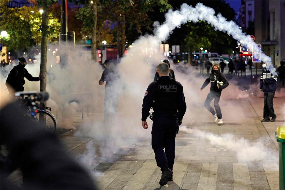 Tränengas in Paris – Frankreich vor landesweiten ProtestenGeoffroy Van Der Hasselt/AFP/dpa