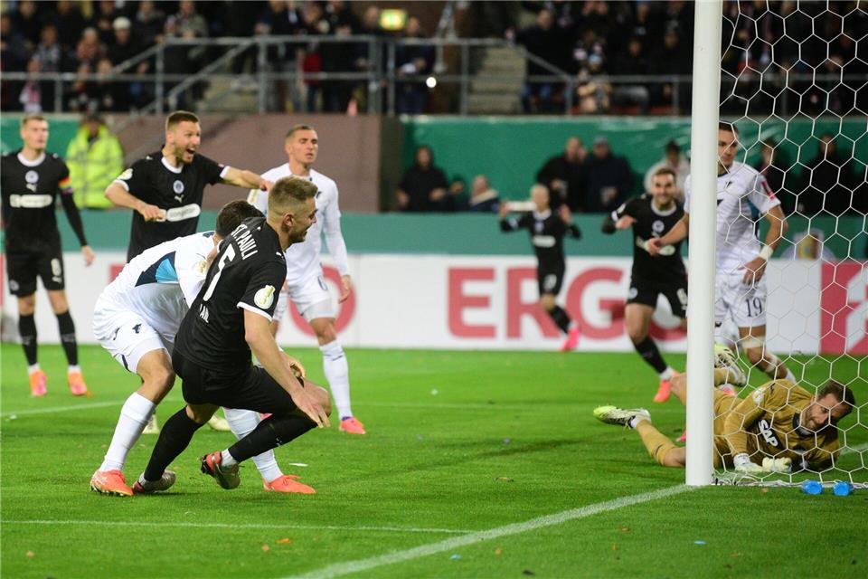 DFB-Pokal: FC St. Pauli gelingt Revanche gegen Hoffenheim  Traf früh zur St. Pauli-Führung: Hauke Wahl (M)Daniel Bockwoldt/dpa