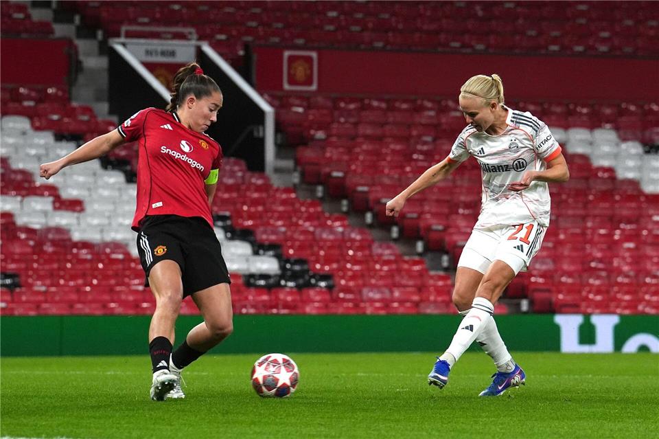 Traf für die Bayern in Manchester: Pernille Harder (r).Martin Rickett/PA Wire/dpa