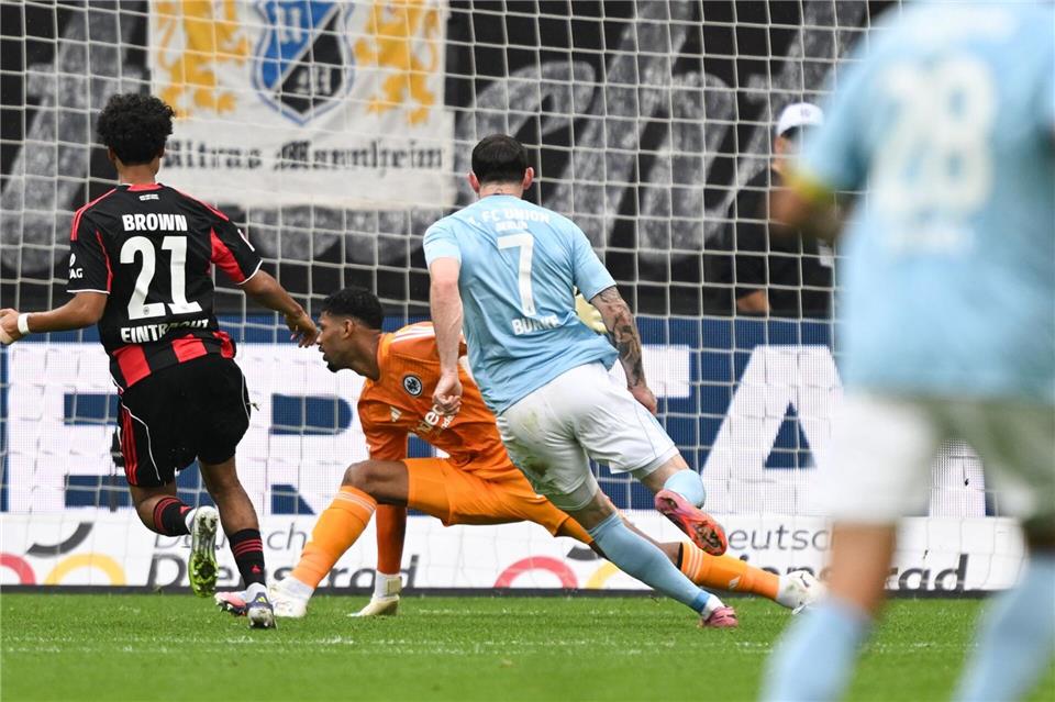 Eintracht verliert - Baumgart zeigt Stinkefinger und fliegt Traf gleich dreimal für Union Berlin: Oliver Burke.Arne Dedert/dpa