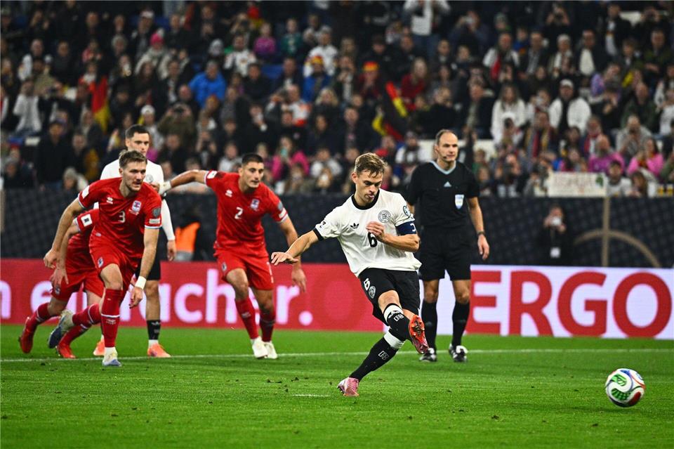 Leichter Sieg nach Rolle rückwärts: DFB-Team jetzt Spitze Traf in seinem 104. Länderspiel vom Elfmeterpunkt: Kapitän Joshua Kimmich.Tom Weller/dpa