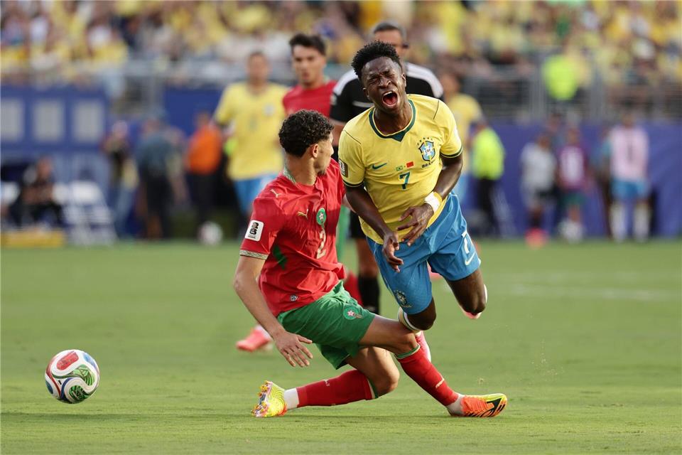 Traf sehenswert, musste aber auch einstecken: Brasiliens Vinícius Júnior (r.).Adam Hunger/AP/dpa