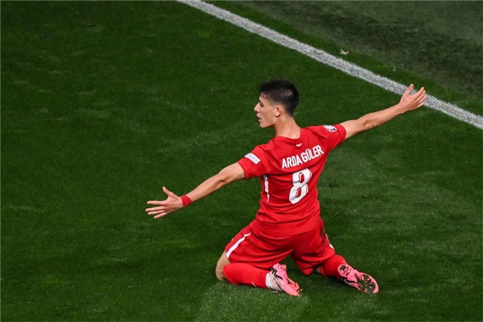 Traumtore von Müldür und Güler: Türkei besiegt Georgien 3:1 Traf sehenswert zum zwischenzeitlichen 2:1 der Türkei gegen Georgien: Arda Güler.