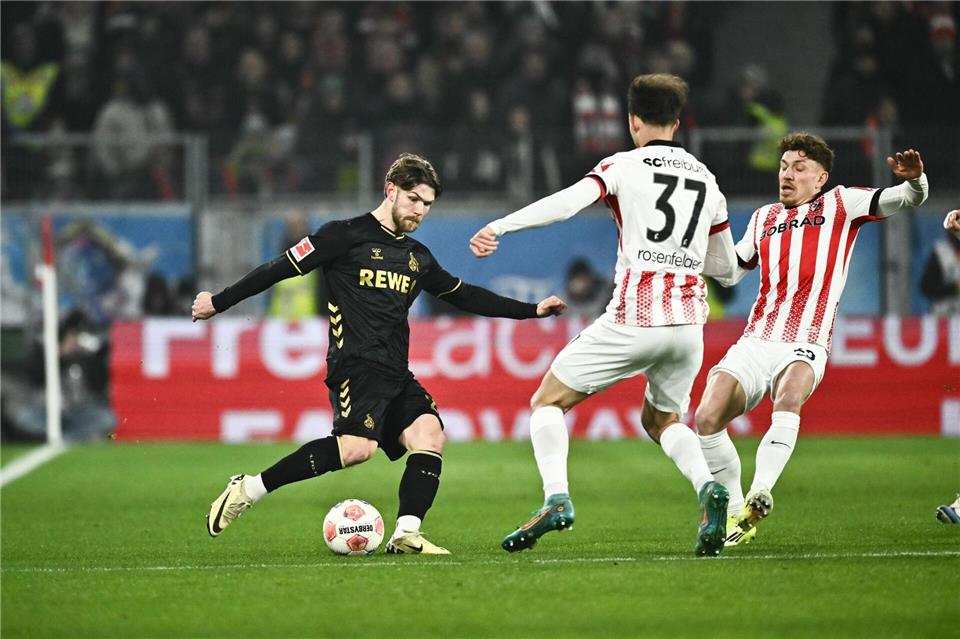 Traf unglücklich ins eigene Tor: SC-Verteidiger Max Rosenfelder (M.).Silas Stein/dpa