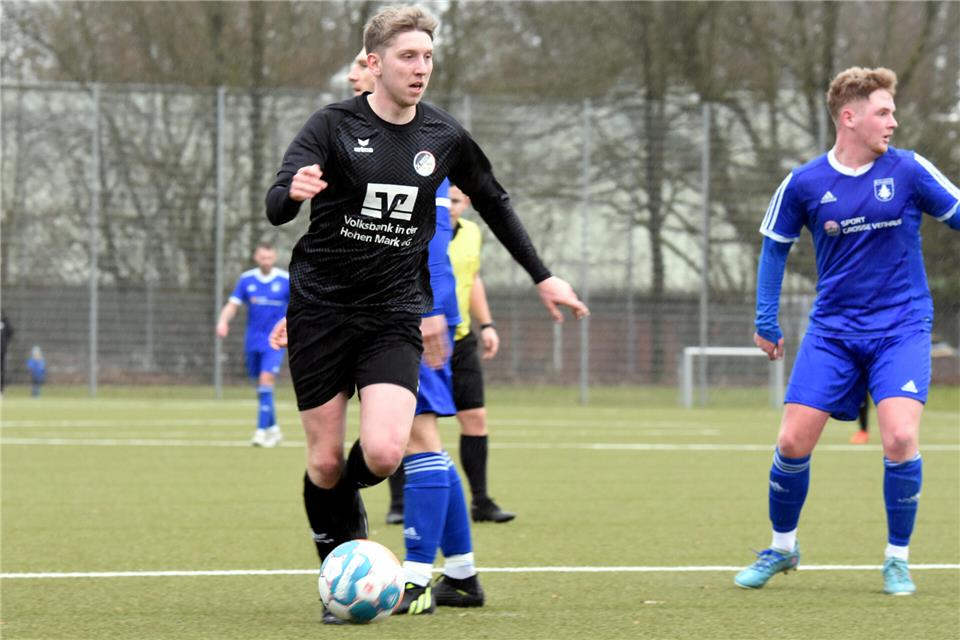 Traf zum späten 2:0 in Gescher: Moritz Ewering (Mitte), nach langer Verletzungspause als Joker eingesetzt und treffsicher.