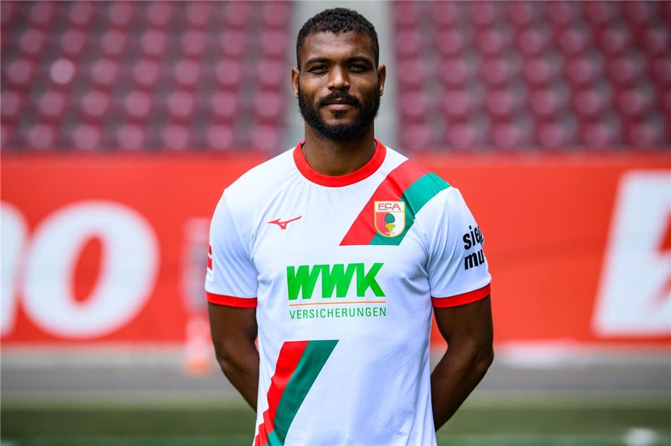 Traf zweimal für die Augsburger im Test gegen Pisa: Steve Mounié.Tom Weller/dpa