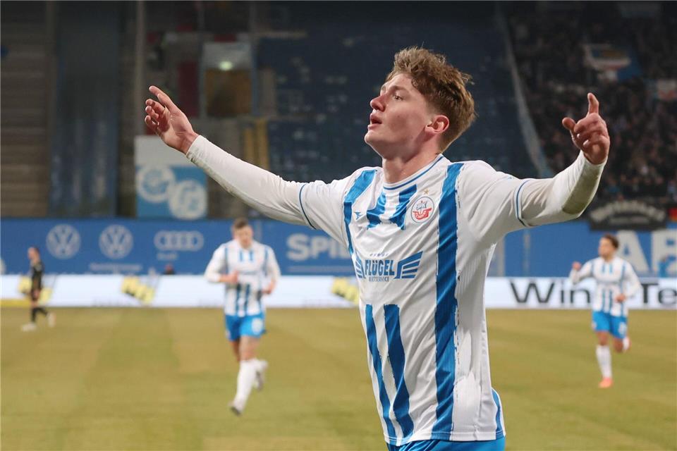 FC Hansa beendet Auswärtsmisere mit Sieg bei Viktoria Köln Traf zweimal zum Sieg gegen Viktoria Köln: Hansa Rostocks Ryan Naderi (Archivbild)Bernd Wüstneck/dpa