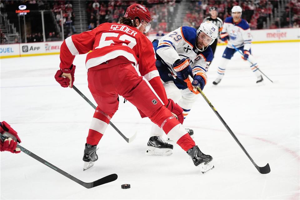 Trafen auch mehrfach direkt aufeinander: Die deutschen Eishockey-Stars Leon Draisaitl und Moritz Seider.Ryan Sun/AP/dpa