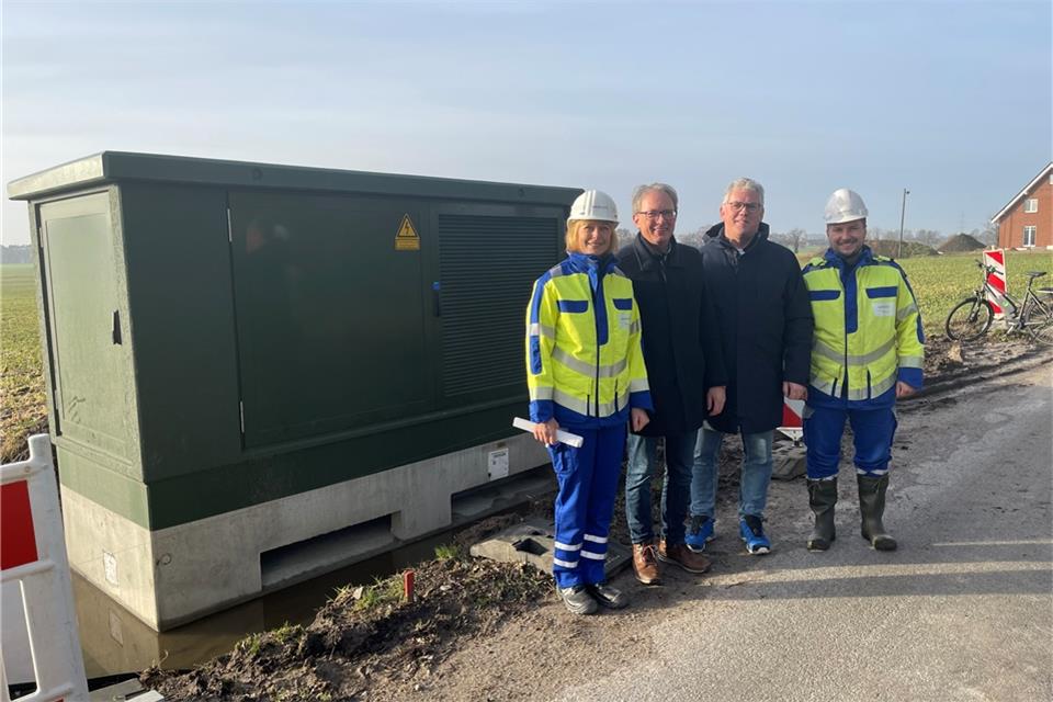 Trafen sich an der neuen digitalen Ortsnetzstation am Diersfort (von links): Monika Schürmann (Kommunalmangerin bei Westnetz), Markus Büsken und Bernhard Kösters von der Gemeinde Raesfeld sowie Matthias Alscher (Netzplaner bei Westnetz).