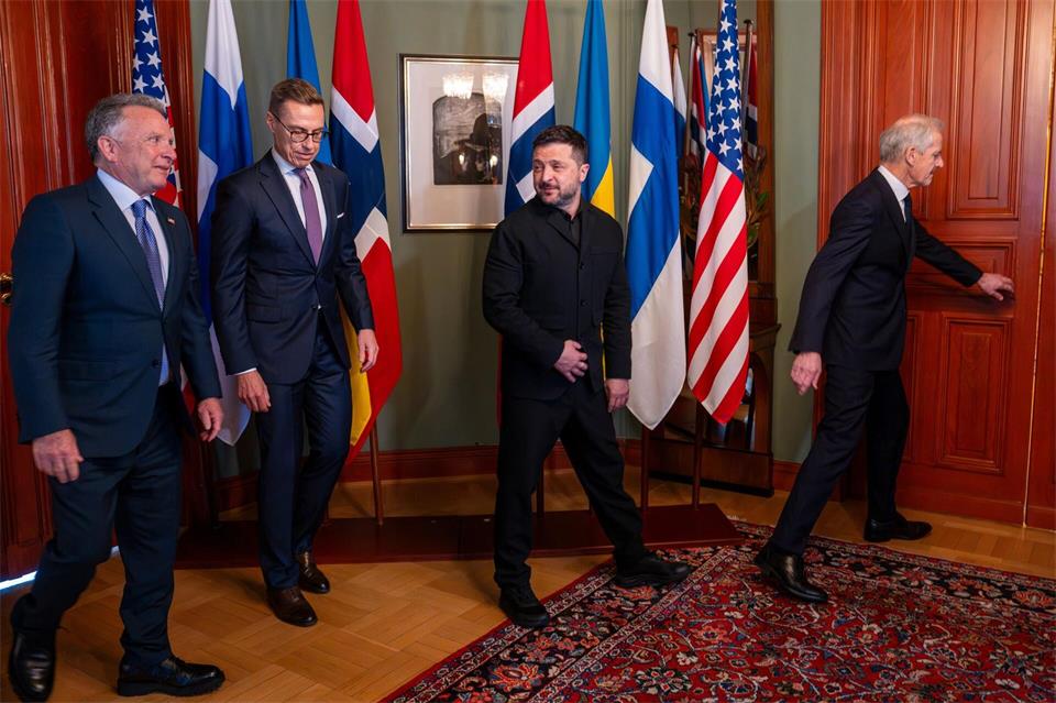 Trafen sich in Oslo (von links): US-Unterhändler Steve Witkoff, Finnlands Präsident Alexander Stubb, der ukrainische Präsident Wolodymyr Selensky und Norwegens Regierungschef Jonas Gahr Støre. Heiko Junge/Pool NTB/AP/dpa